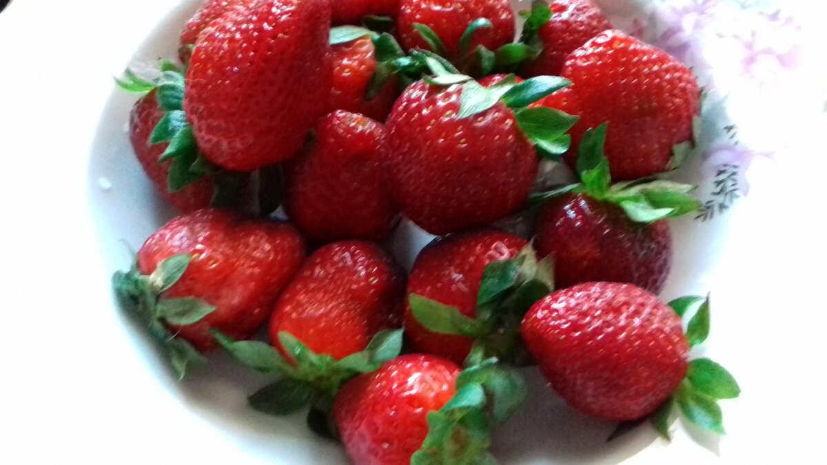 Апрельская клубника 