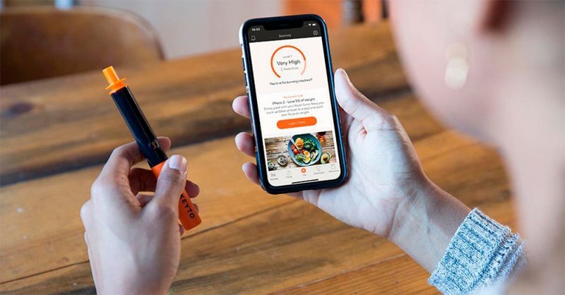   
Устройство для анализа кетогенной диеты и мобильное приложение,  связанное с ним, разработал стартап Keyto. Кетогенная диета - это  популярный сегодня вид низкокаларийной диеты с высоким потреблением  жиров и умеренным потреблением белков, в результате которой организм  начинает усиленно сжигать жиры вместо углеводов. Устройство от Keyto  позволяет оценить содержание ацетона в выдыхаемом воздухе. Считается,  что благодаря этим данным можно отследить уровень кетонов в крови,  количество которых повышается во время кетоновой диеты. Тем самым  пользователь может оценить эффективность своей диеты. С помощью  мобильного приложения он сможет также получить советы о том, как  улучшить свои результаты и скорректировать режим питания.
