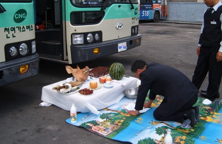 Водитель или начальник просят Бога Сончодэгуна о защите их транспорта.