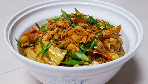 2. С куриной грудкой, спаржей и зеленым горошком. Вам понадобятся: гречневые макароны (100 грамм), зеленый горошек (4 ст. ложки), куриная грудка (150-200 грамм), замороженная спаржа (4 ст. ложки), имбирь молотый (1-2 чайные ложки), репчатый лук (2 шт.), кинза (или любая другая зелень), соевый соус  (2-3 ст. ложки). Приготовление: обжариваем куриную грудку с луком,  зеленым горошком и спаржей, затем кладем молотый имбирь и кинзу. Готовую  лапшу остужаем и добавляем к курице. Поливаем соевым соусом и подаем к  столу!