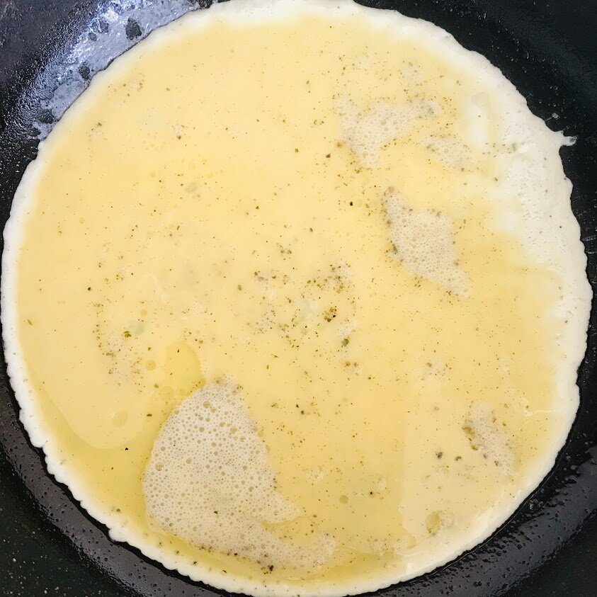 2. Вылейте их на разогретую сковородку