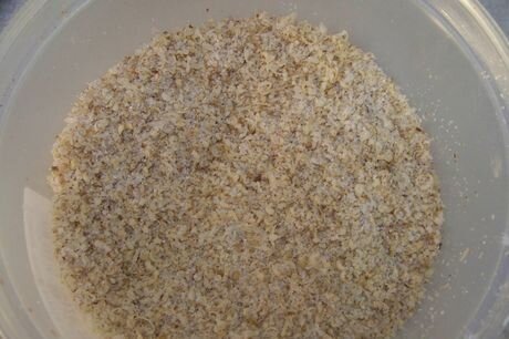     Берем наши измельченные орехи и высыпаем в посудину, туда же добавляем сахар и очень тщательно все перемешиваем. В принципе начинка наша готова. Идем дальше.   