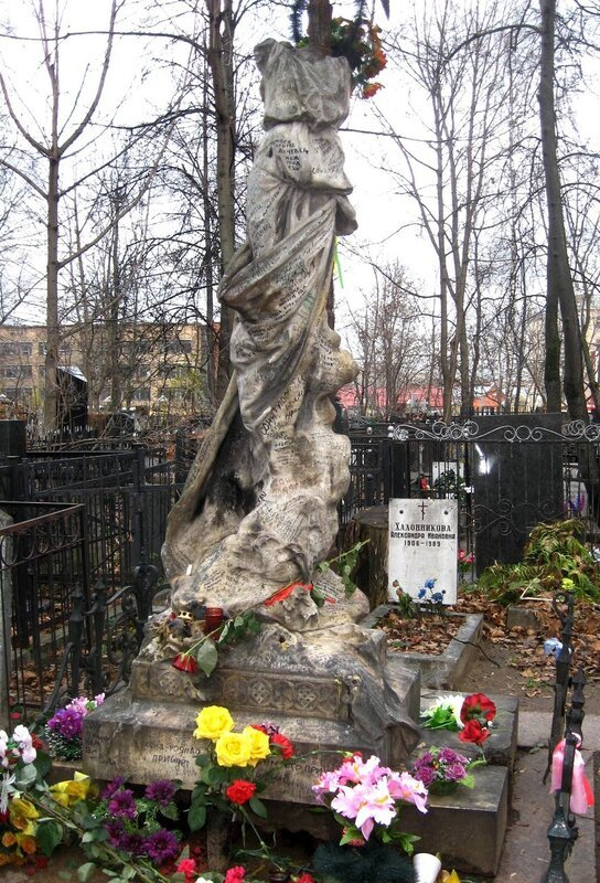 Памятник соньке на ваганьковском. Могила Соньки золотой ручки на Ваганьковском кладбище. Ваганьковское кладбище Сонька Золотая ручка. Сонька Золотая ручка могила на Ваганьковском кладбище. Памятник соньке золотой ручке на Ваганьковском кладбище.