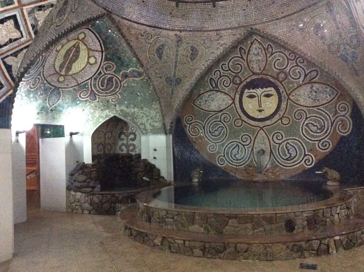 Известны и грузинские термы. Они уникальны тем, что устраивались прямо в пещерах и гротах, там, где располагались целебные серные источники.