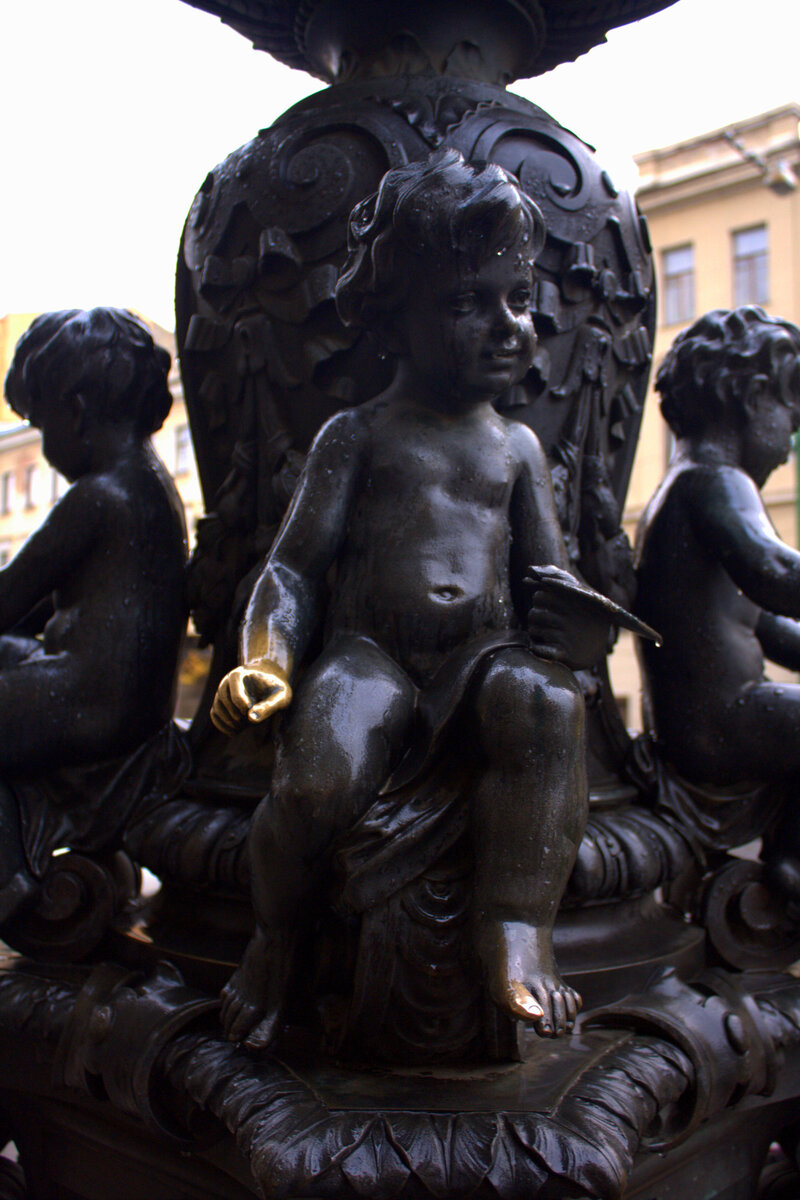 Чего греха таить, сама практически всё опробовала, кроме, пожалуй, вот этого милого мальчишки - его магия работает для студентов художки, а я из режиссёрской братии. =) 