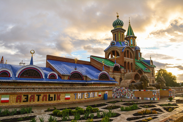 Общая панорама храма. Фото bdsmn.lifejournal.com