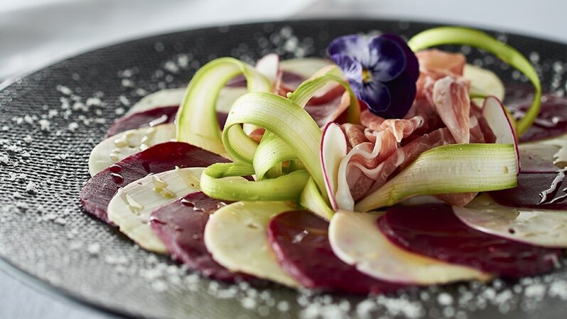 🇫🇷 Carpaccio de betterave et tomme de Savoie, chiffonnade de jambon cru et asperges
