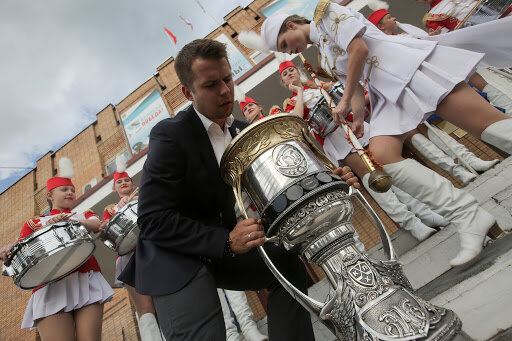 Сергей Широков с Кубком Гагарина в родном городе