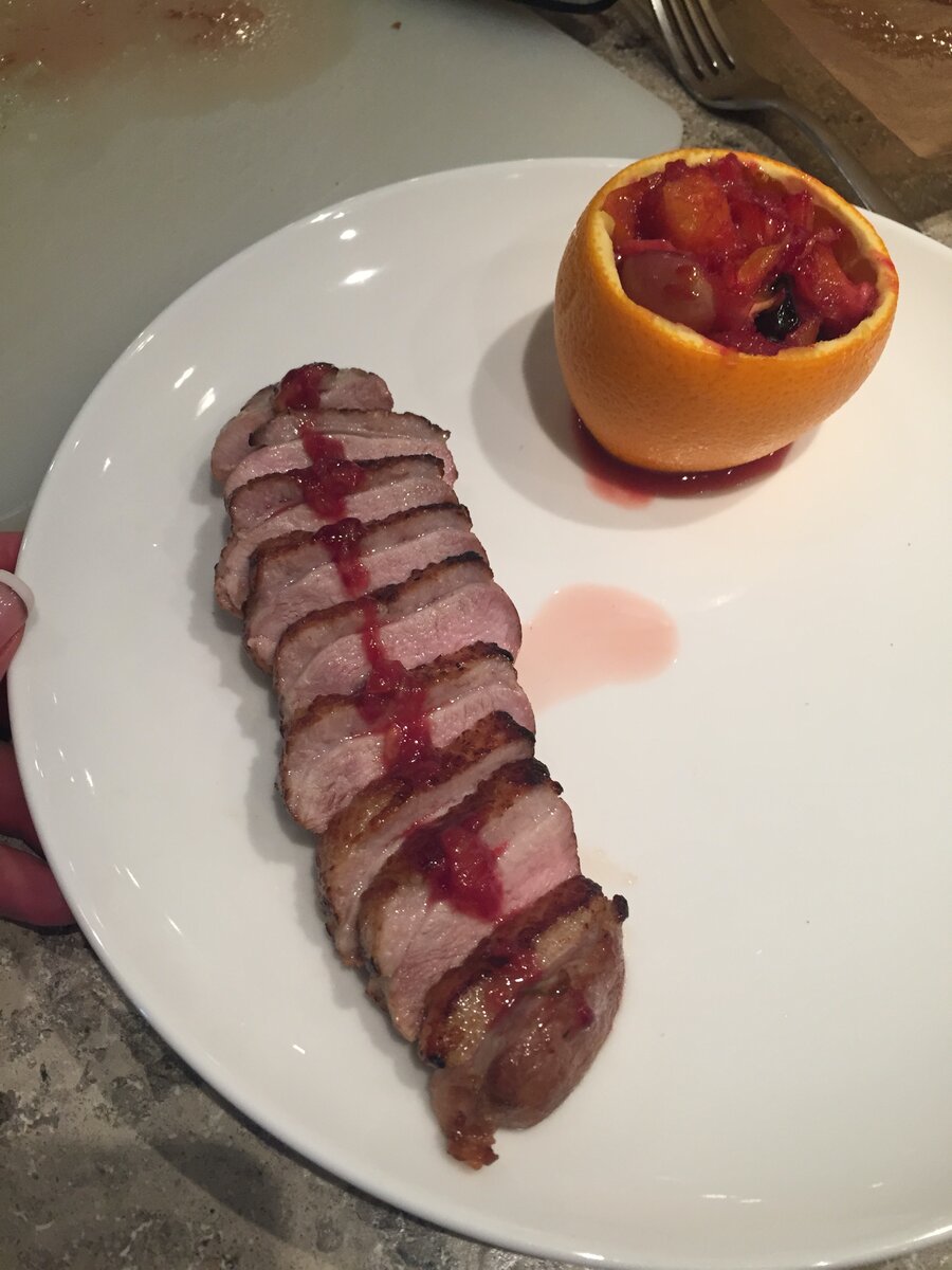 К утке можно подавать как белое, так и красное вино, так как ее полностью нельзя отнести ни к птице, ни к мясу из-за плотной структуры . 