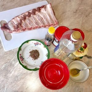  ИНГРЕДИЕНТЫСвиные ребра 1 кгСоевый соус 30-40 млМед 1 Ст. ложкаКетчуп или томатная паста — 1 Ст. ложкаГорчица 1-1,5 Ст. ложкиПерец черный молотый или смесь перцев. По вкусуСоль По вкусу 