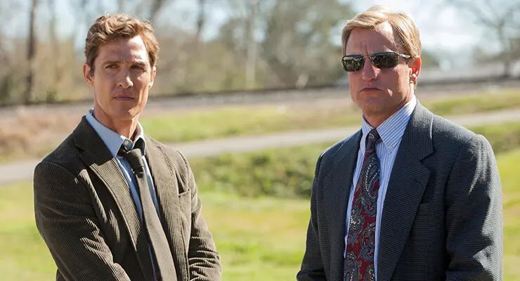 Актеры Мэттью МакКонахи и Вуди Харрельсон в 1 сезоне сериала "Настоящий детектив"