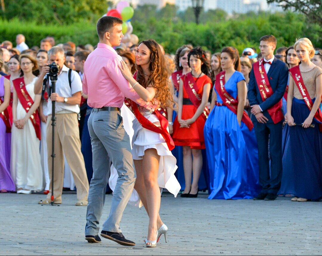 Только бы родители это не увидели! Не забрали нас домой в этот вечер выпускной! 😋
