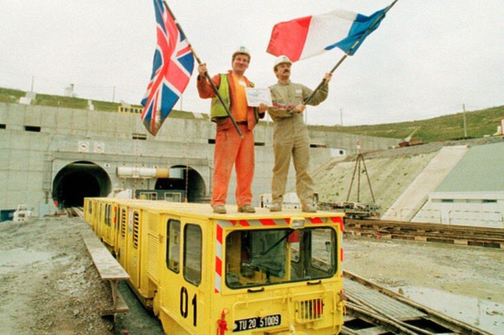 26 лет назад был открыт железнодорожный тоннель под Ла-Маншем. Первыми на поезде между Францией и Великобританией проехали Франсуа Миттеран и Елизавета II.