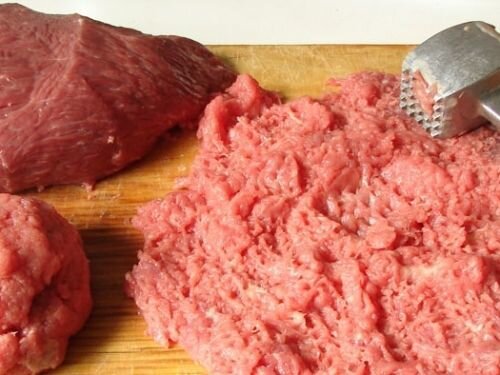     Для начала нам необходимо отбить мясо специальным кухонным молотком с мелкой резьбой. Разрезаем говядину и телятину на пласты, и отбиваем каждый пласт с обеих сторон, пока мясо не превратится в воздушный фарш. Обрабатывать телятину и говядину желательно раздельно. Затем скатайте в шарик отдельно говядину и отдельно телятину, и отложите пока в сторону.   