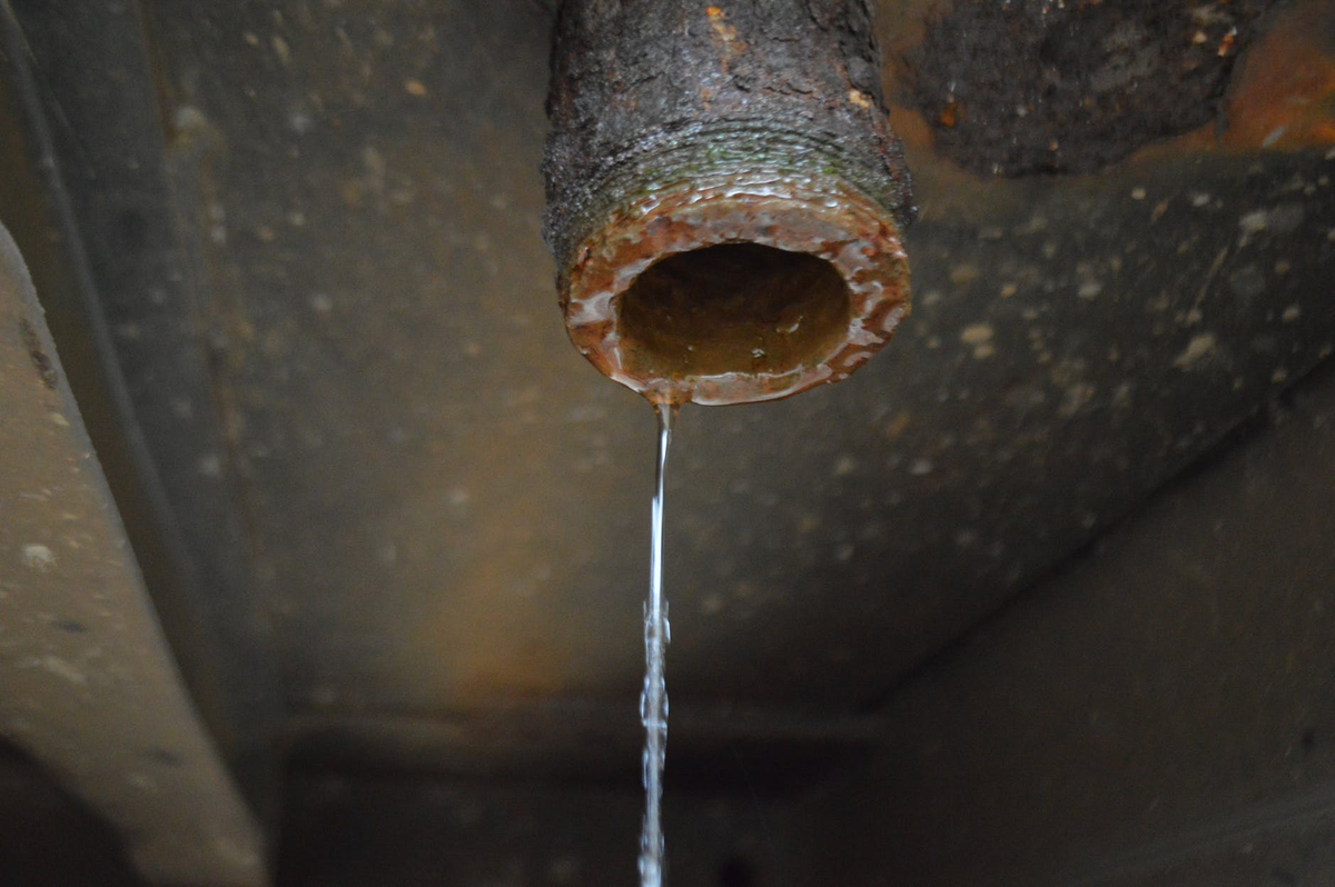 Вода ржавые трубы. Ржавые водопроводные трубы. Трубы по которым течет вода из под крана. Старые трубы. Ржавая труба.