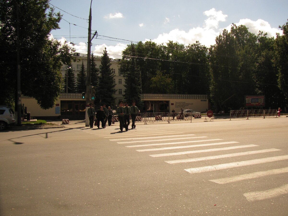Проспект Ленина в районе бывшего артучилища, последний выпуск молодых лейтенантов, лето 2010 года