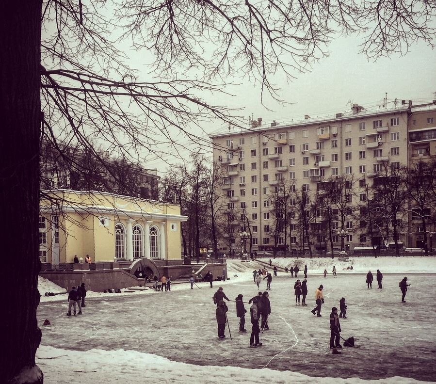 Знаменитый каток на Патриарших