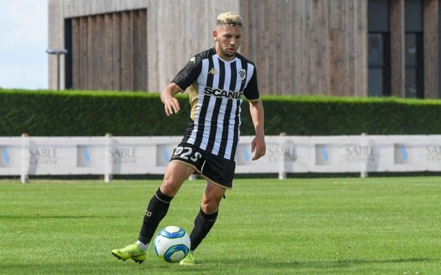 Футболист «Анже» попал в полицию: он следил за соседкой и мастурбировал Фарид Эль-Мелали пойман на том же проступке во второй раз.
Полиция арестовала алжирского футболиста «Анже» за эксгибиционизм.
По информации Le Parisien, 22-летний Фарид Эль-Мелали мастурбировал во дворе своего дома, наблюдая через окно за соседкой с первого этажа. На вызов приехала полиция и арестовала игрока. Сообщается, что это второе задержание Эль-Мелали за аналогичный проступок.
Футболиста отпустили после признания вины, его ожидает судебное слушание и штраф. Адвокаты заявили в защиту, что он не думал, что соседка его видит.