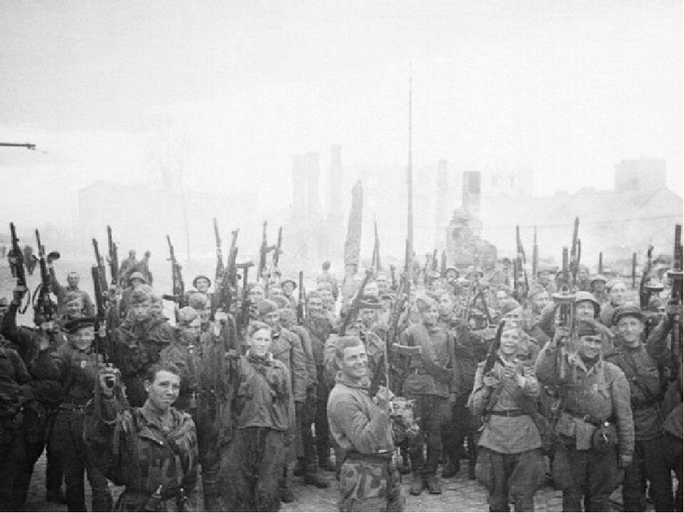 Бойцы салютуют в честь Победы. Берлин 9 мая 1945 г.
