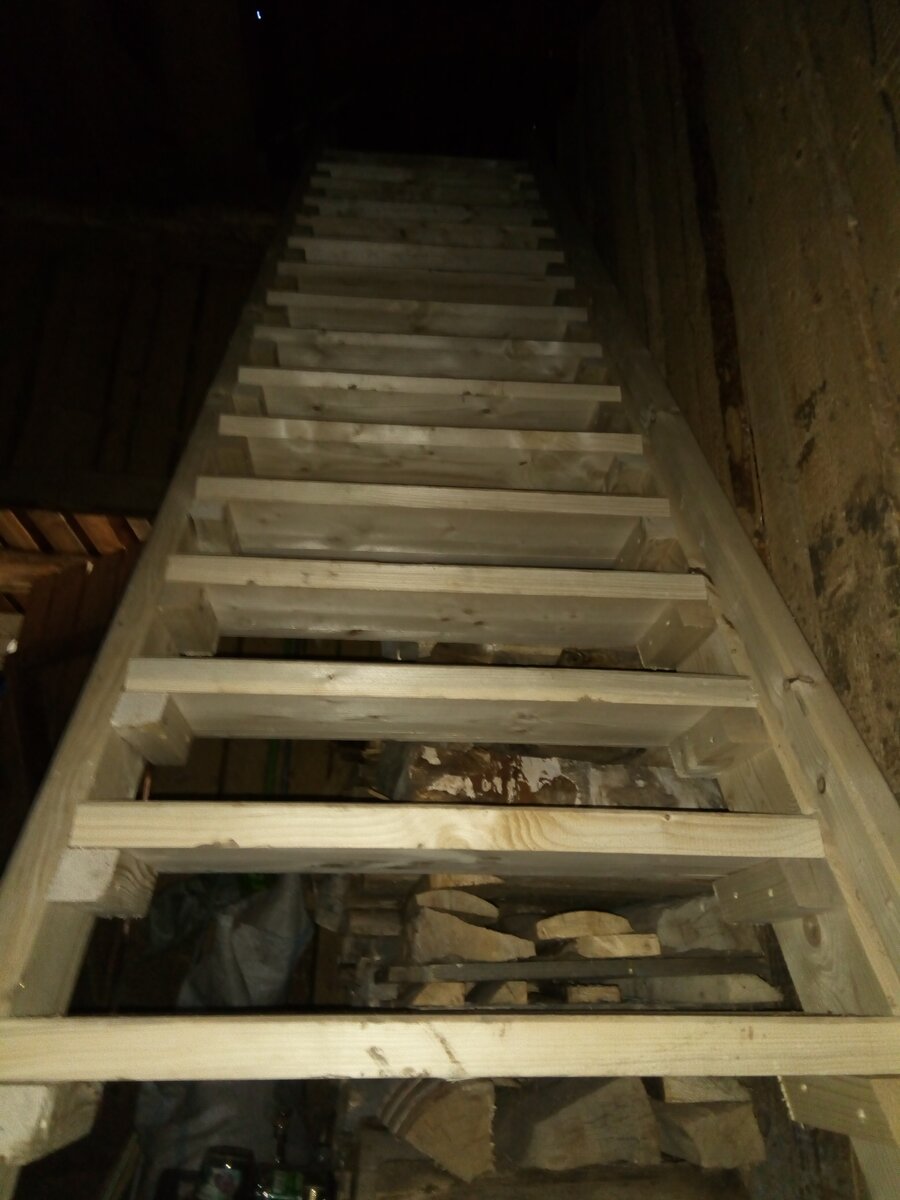 Лестница на чердак в деревенском доме
