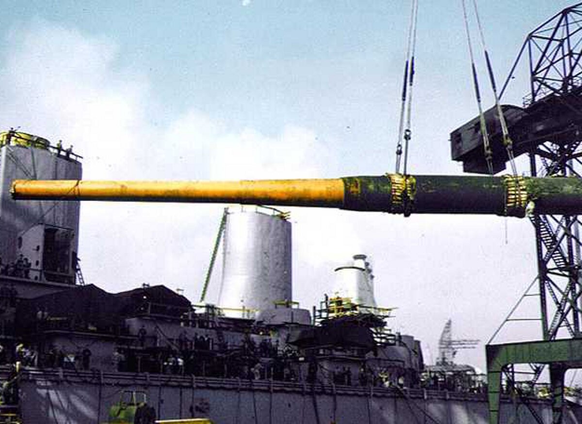 Установка ствола 406-мм/50 орудия Mk7 на линкор «Айова», 1942 год 