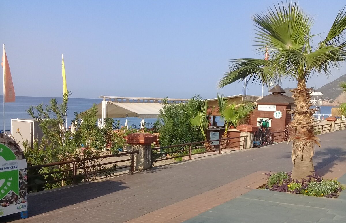 Прогулочная зона вдоль пляжа