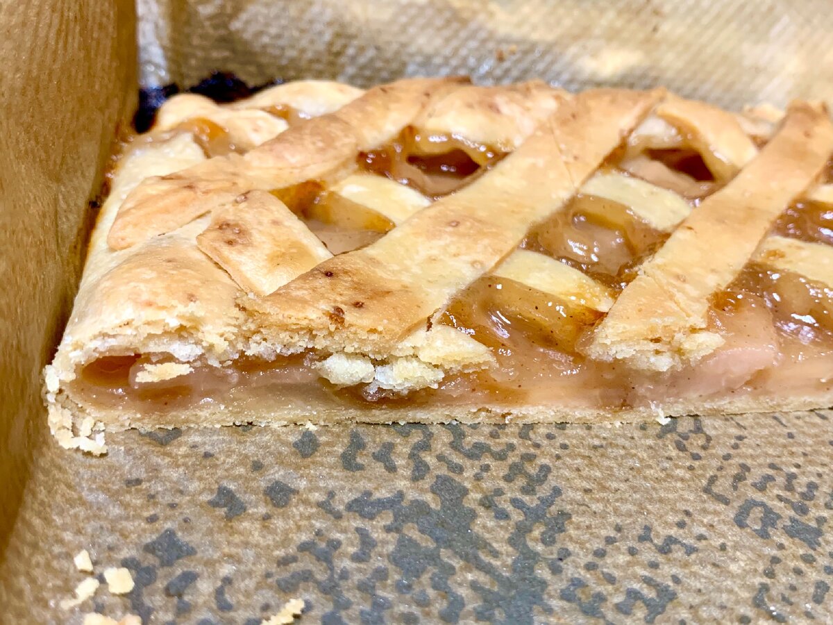 Пицца с грушей и камамбером. Пирог с грушей и камамбером. Слоеное тесто с грушей. Пирог с грушей и сыром камамбер. Груша камамбер слоеное тесто.