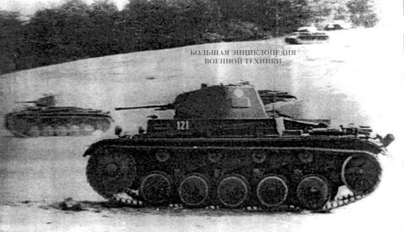 Учебная танковая атака. Хорошее взаимодействие между подразделениями обеспечивалось наличием на всех танках радиостанций