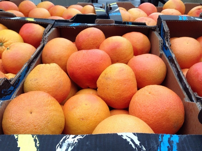 Упаковка грейпфрутов требует соблюдения всех норм, ведь фрукт должен доехать в целости и сохранности.