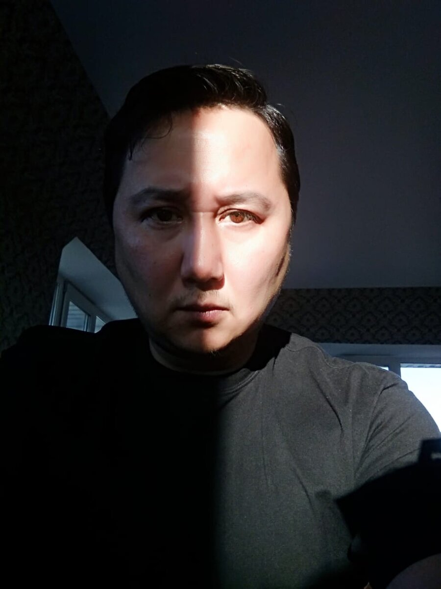 Когда ты одновременно и в тени, и на свету, тебя инстинктивно тянет ко второму.