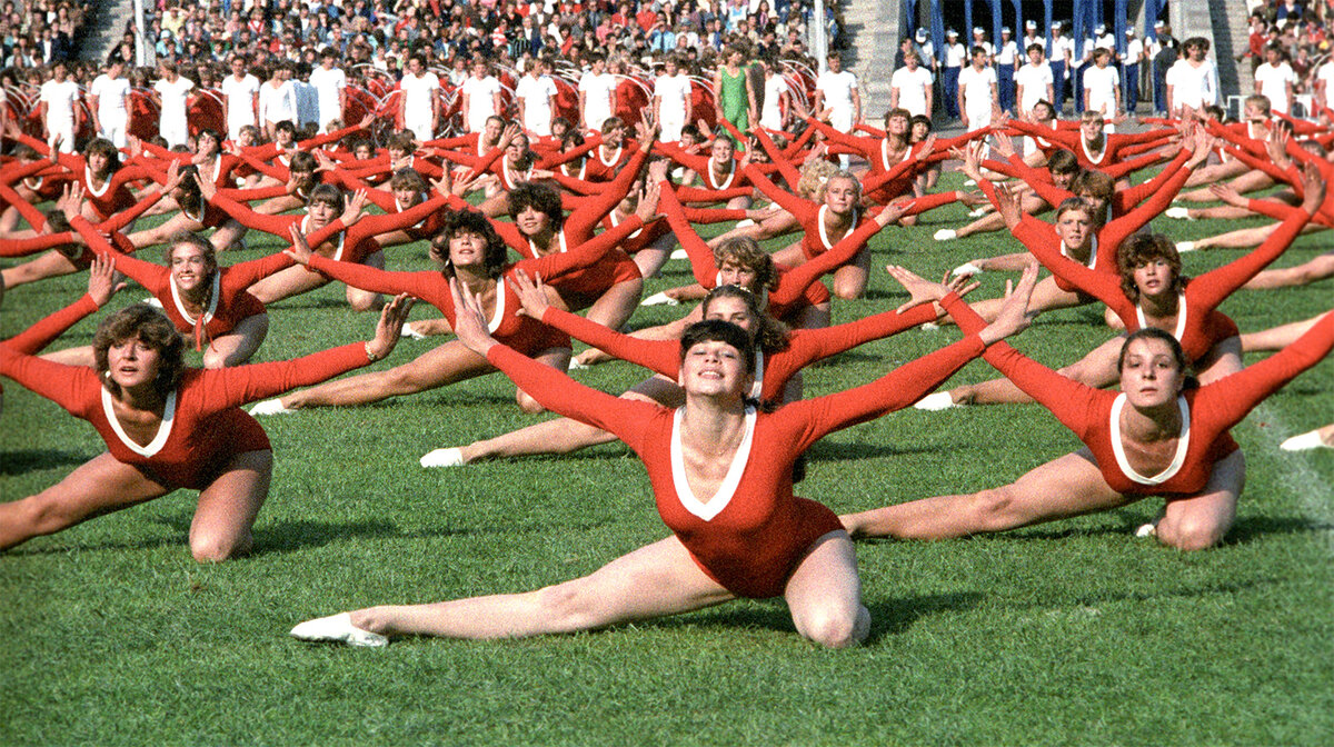 Спорт в ссср в 80 годы. Массовые упражнения на стадионе. Физкультура в СССР. Гимнастика на стадионе. Спортивные соревнования в СССР.