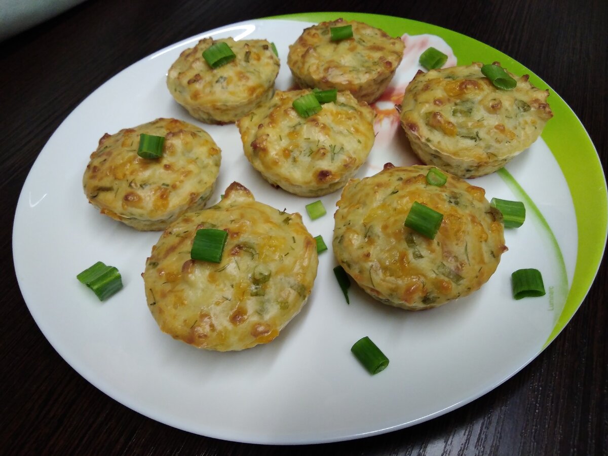 Мясной кекс с колбасой и сыром