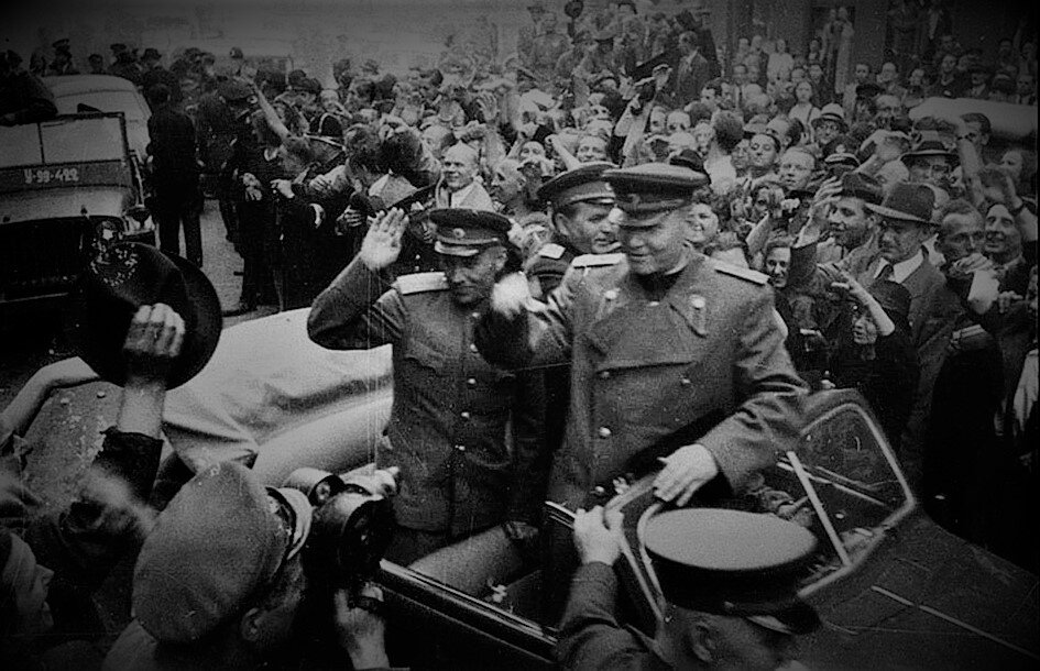 Маршал Конев в освобожденной Праге. Обратите внимание на ликующую толпу граждан... Их потомки через 75 лет втопчут в грязь память о подвиге Красной армии.