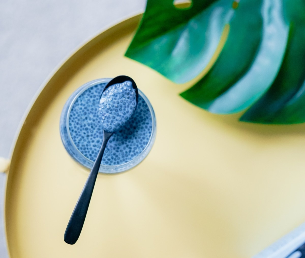 Чиа можно есть сырыми либо на полчаса замачивать в воде