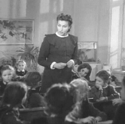 Первая учительница...