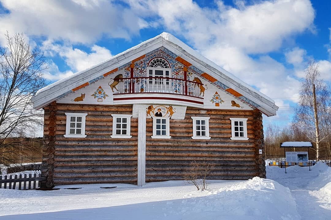 дом под архангельском. голубой деревенский дом с резными наличниками. дом купцов гусевых в черевково. поселок орлецы архангельской области.