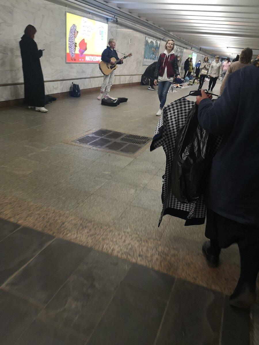 Вот люди в подземном переходе метро. Счастливые и ничего им не страшно. 