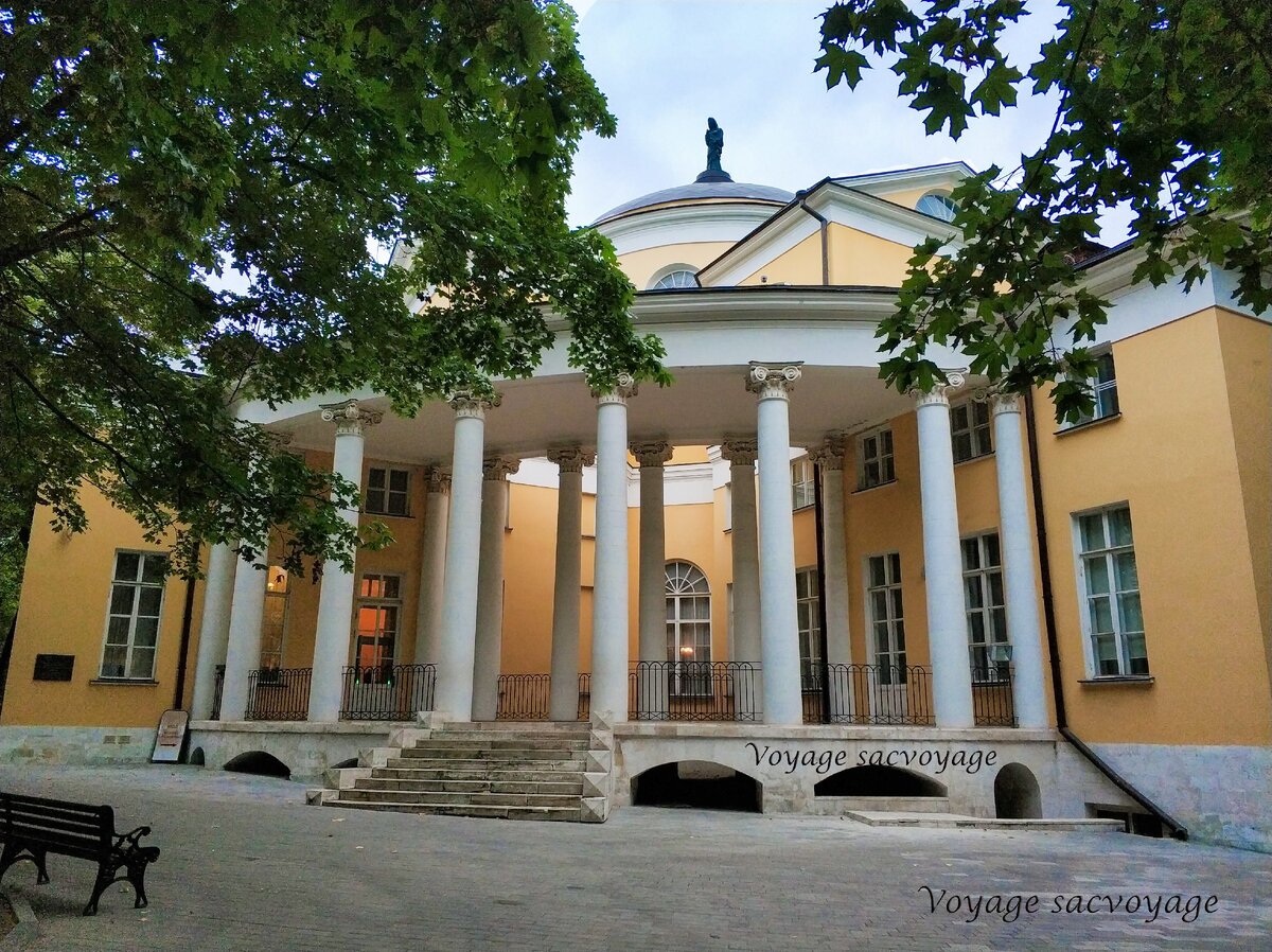 Дворец усадьбы Люблино.  Фото принадлежит автору блога Voyage sacvoyage . копирование, и использование другими лицами запрещено.