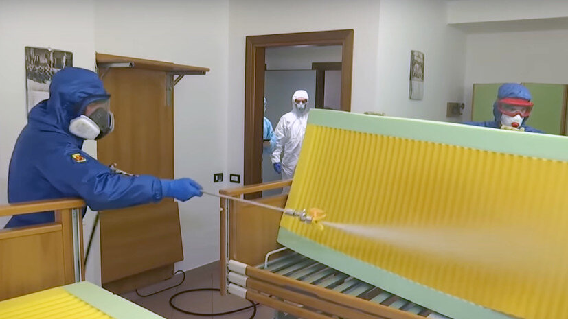 Военные обеззараживают кровать.