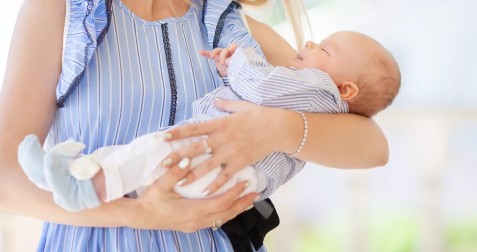 Как держать новорожденного: основные принципы