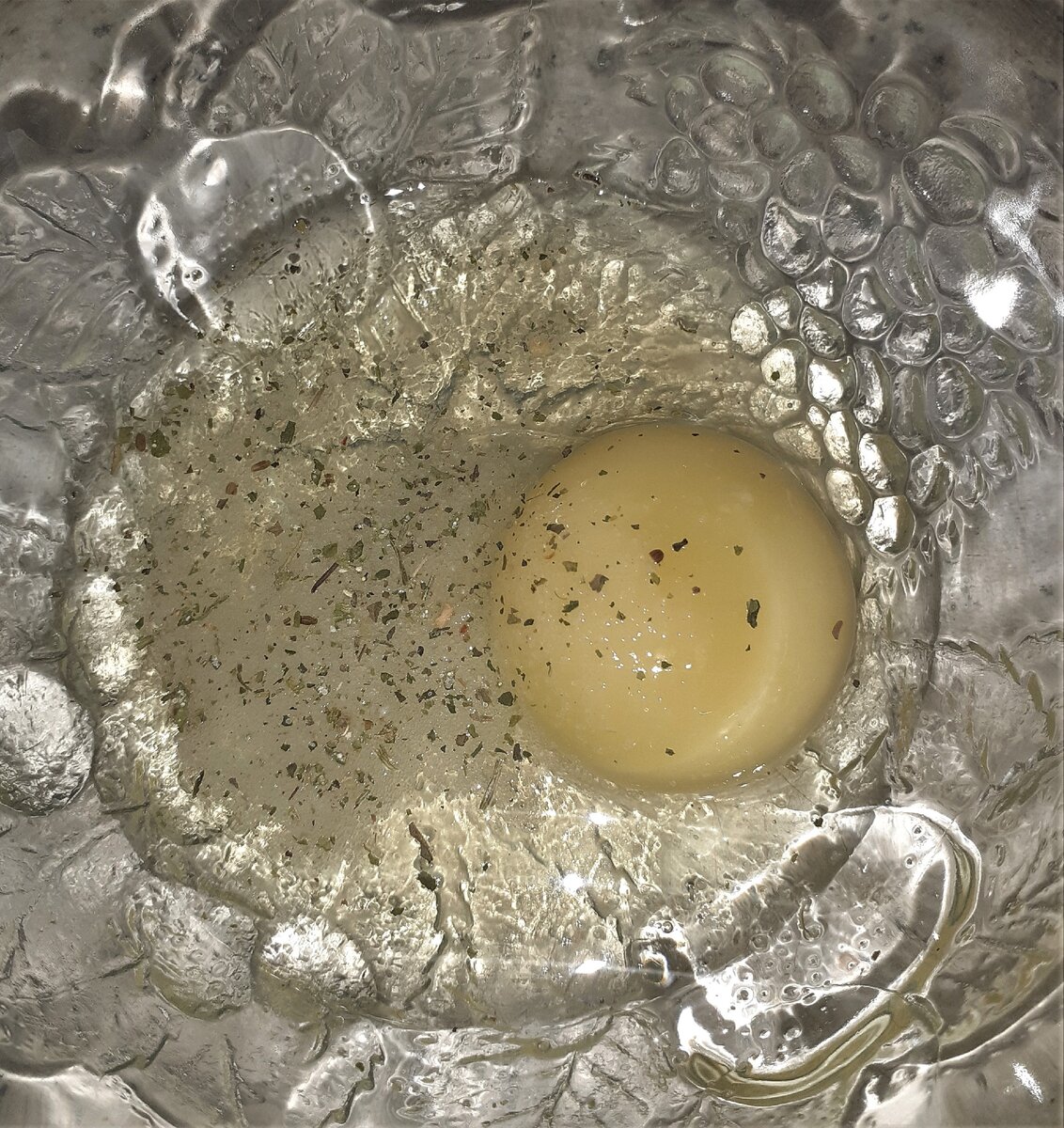 Яйцо солю вкусной солью с приправами и добавляю муку, замешиваю.