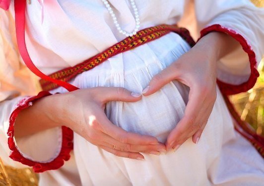 Живот у женщины- это  центр Силы и его надо беречь, он должен быть мягкий