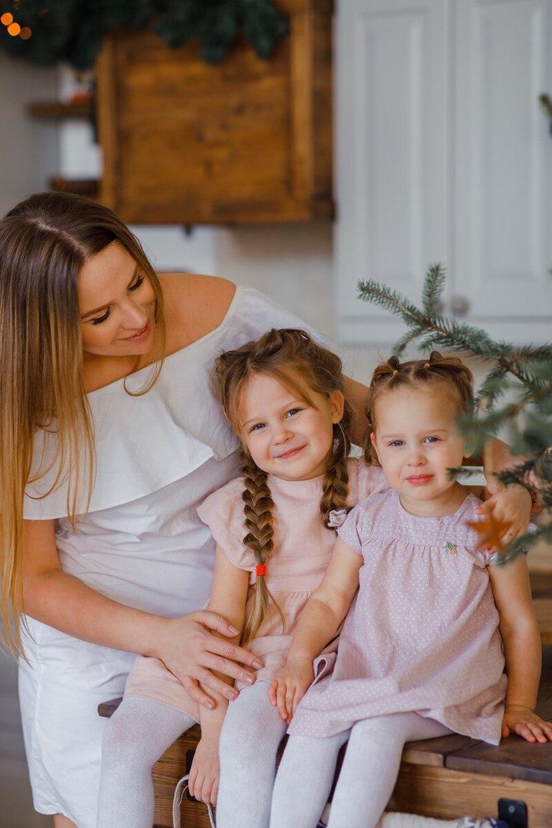 Ника Болзан - автор курса, трижды мама, коуч, эксперт-блогер в сфере материнства, беременности и родов. Первый в РБ создатель уникального онлайн-курса по подготовке к родам «Рожу и останусь девочкой». Спикер крупных тематических мероприятий.