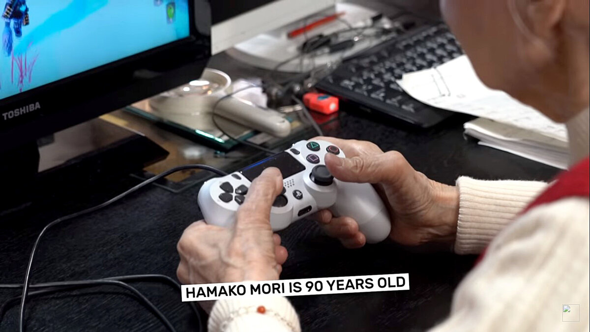 Бабушка геймер показывает как она играет