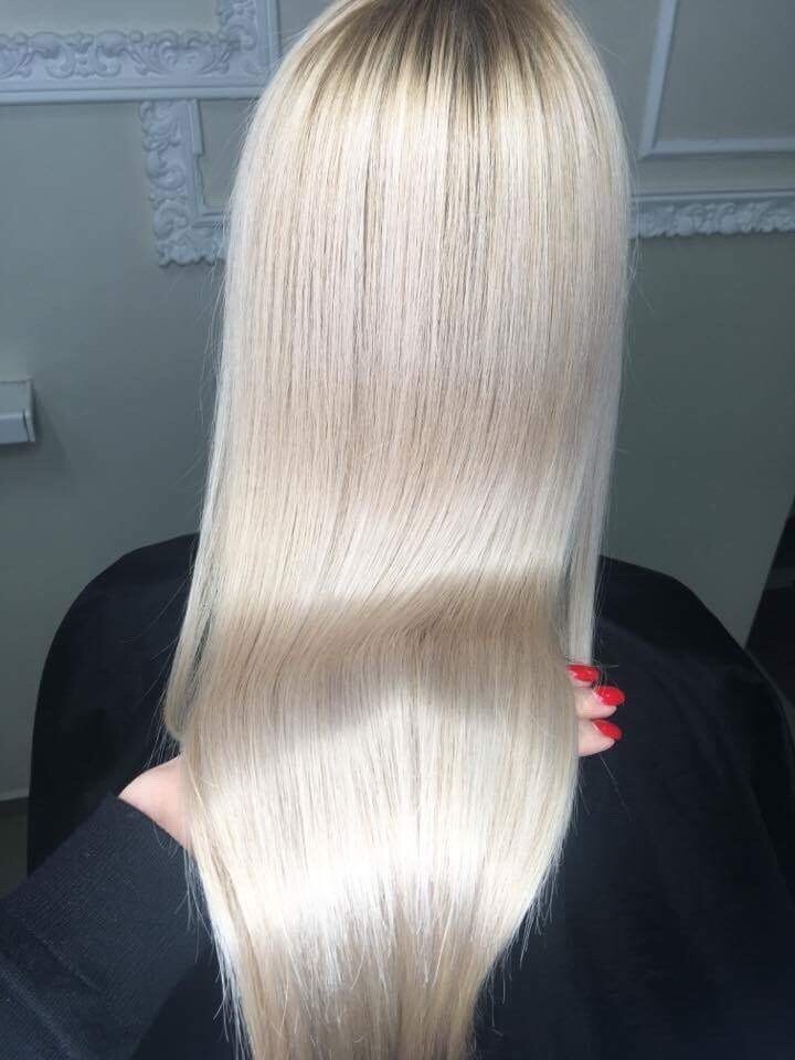 Волосы блестят, но все равно видно, что волосы сухие, кончики торчат в стороны