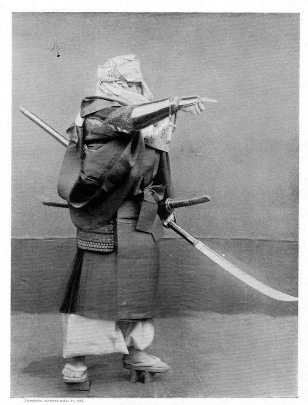 Буддийский воин-монах в клерикальных одеждах поверх доспехов. 
Токио. 1895. | Wikimedia Commons