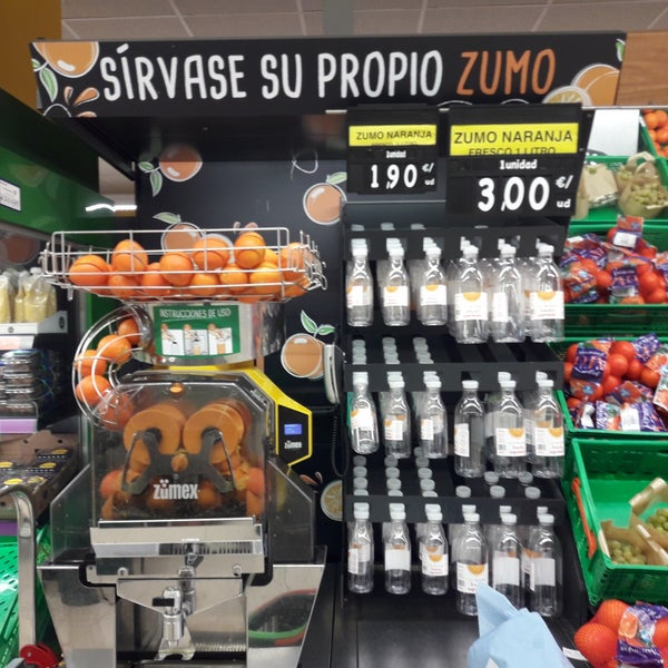 Самообслуживание: подходишь, выбираешь объем, подносишь бутылку к крану. Потом несёшь на кассу. 