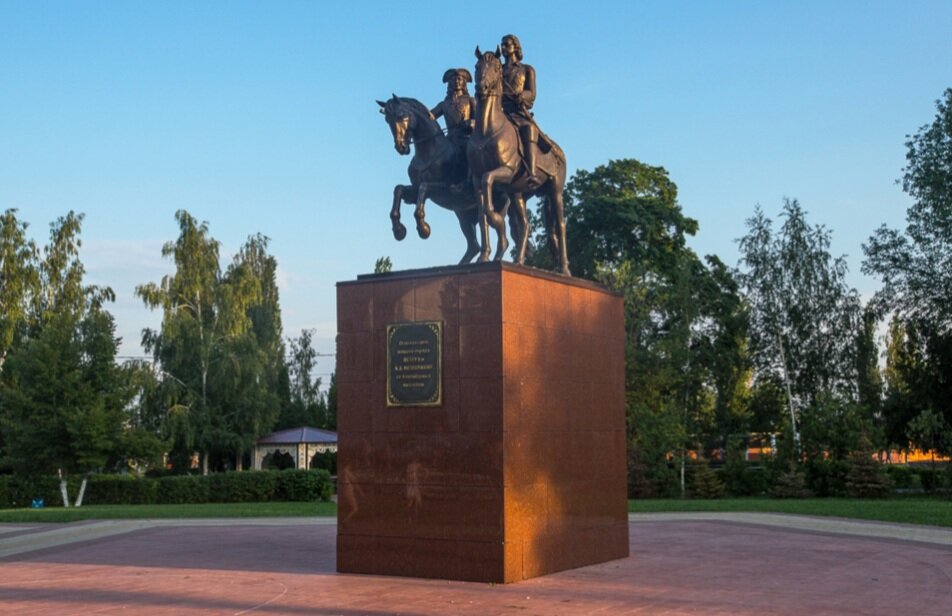 Памятник "сладкой парочке": Петру 1 и А.Меншикову