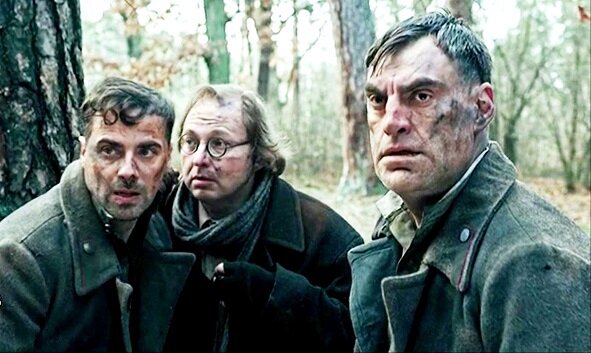 Здесь и далее по тексту размещены кадры из сериала «Последний день войны»