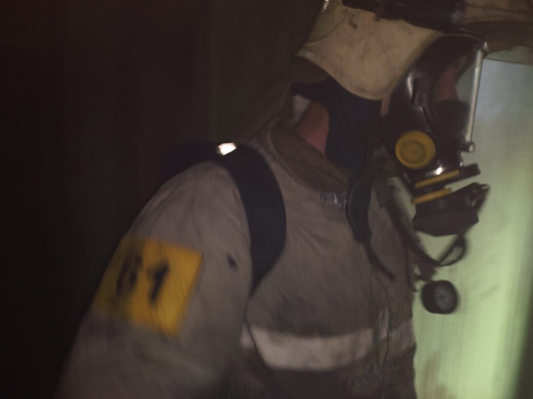          В понедельник, 25 мая работники Ленинского территориального управления «Мособлпожспас» в составе дежурных подразделений 213 пожарной части и пожарно-спасательного поста «Котляково» ПЧ-213 участвовали в ликвидации пожара в жилом двенадцатиэтажном многоквартирном доме в микрорайоне Авиационный городского округа Домодедово.          К месту вызова оперативно прибыли расчеты под руководством начальников караулов Владимира Штерна и Максима Саюрова. На месте огнеборцы увидели задымление на верхних этажах многоэтажки. По команде старшего из числа прибывших было сформировано звено газодымозащитной службы, которое в специальных дыхательных аппаратах поднялось по лестничным маршам, где и был определен источник возгорания в двухкомнатной квартире на шестом этаже. Пожарные немедленно приступили к тушению пожара и спасению людей. Ситуация усугублялась еще и тем, что не работала система дымоудаления на лестничной площадке. Несмотря на все это, в первую очередь были выведены дети, инвалиды и пожилые люди. 
        Всего было эвакуировано с верхних этажей около 50-ти человек. По просьбе жильцов было спасено большое количество домашних животных (кошек и собак).
        К большому счастью все обошлось без пострадавших.
        «Оценив обстановку первым РТП (руководителем тушения пожара) было выбрано правильное направление тушения пожара. Действия работников Ленинского территориального управления были слаженными и динамичными. Нарушений охраны труда и травматизма допущено не было» - отметил Сергей Стёпин, помощник старшего оперативной группы Домодедовского пожарно-спасательного гарнизона, заместитель начальника 213 пожарной части Ленинского территориального управления.
       Огнеборцы Ленинского территориального управления напоминают, что самый лучший способ борьбы с пожаром – это его предотвращение. Обучение населения пожарной безопасности позволяет помочь каждому усвоить простые правила, которые помогут сохранить собственную жизнь, здоровье и имущество.

Василий Филипенко, 
старший эксперт по ВР и работе со СМИ Ленинского ТУ
